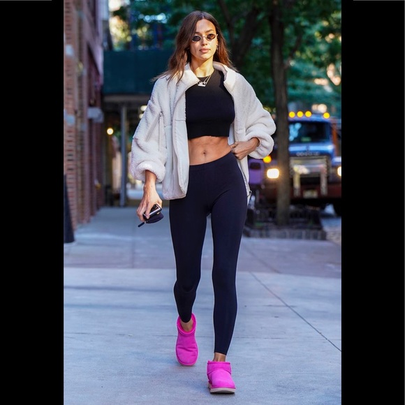 SOLD OuT💓WITH TAGS 💓 UGG®
Women's Classic Ultra Mini Shearling Booties PBSM … - Picture 2 of 13